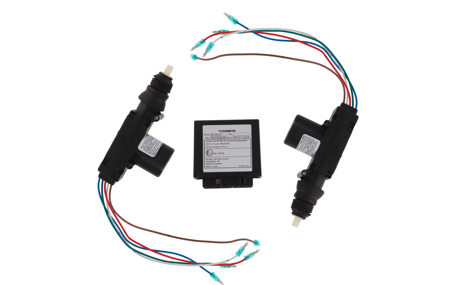 Zwei schwarze elektrische Stellmotoren mit farbigen Kabeln und ein dazwischen liegendes Steuergerät auf weißem Hintergrund