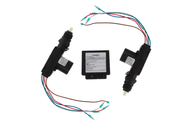 Zwei schwarze elektrische Stellmotoren mit farbigen Kabeln und ein dazwischen liegendes Steuergerät auf weißem Hintergrund