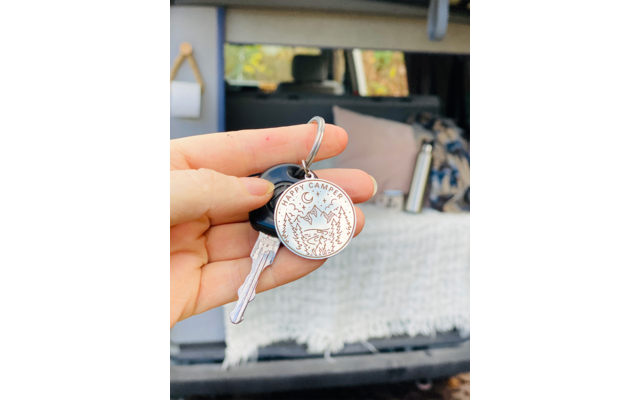 Advanture Shop Happy Camper keychain 3.5 cm