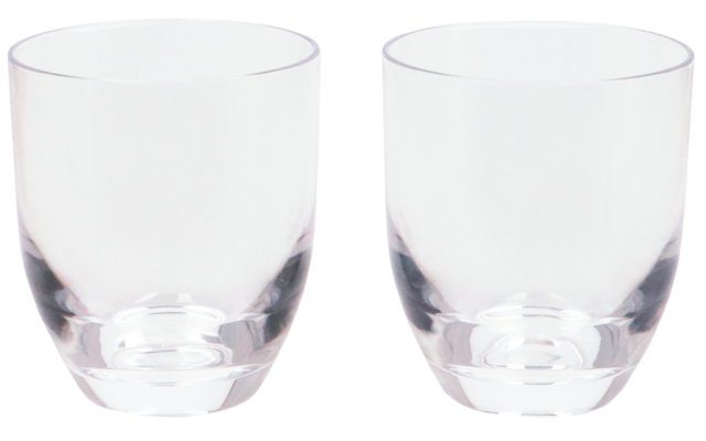 Zwei leere Trinkgläser aus klarem Glas nebeneinander auf weißem Hintergrund