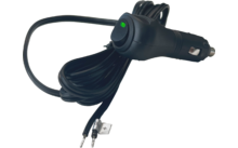 Zwarte sigarettenaanstekerplug voor auto met groen LED-lampje, opgerolde zwarte kabel en twee gestript uiteinden met een klein metalen label met '+'