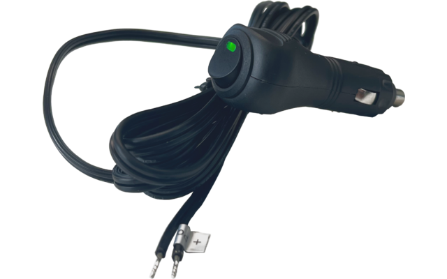 Zwarte sigarettenaanstekerplug voor auto met groen LED-lampje, opgerolde zwarte kabel en twee gestript uiteinden met een klein metalen label met '+'