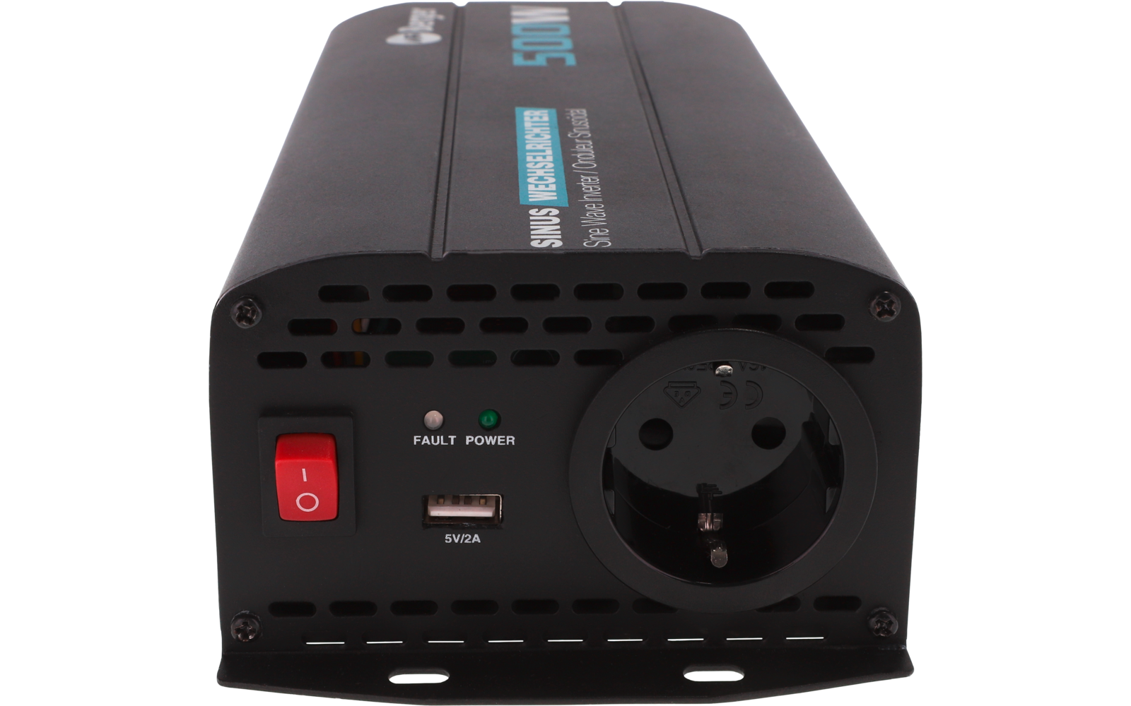 Schwarzes rechteckiges Elektronikgerät mit eingebauter Schuko-Steckdose, rotem Kippschalter, USB-Anschluss mit Beschriftung '5V/2A', zwei kleinen LEDs 'FAULT' und 'POWER' sowie Belüftungsöffnungen