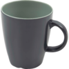 Tasse noire avec anse et intérieur vert sur fond blanc