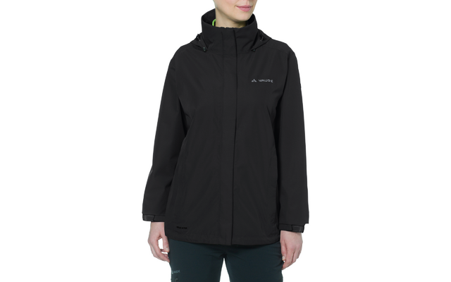 Femme portant une veste noire à manches longues avec un col montant et une fermeture éclair