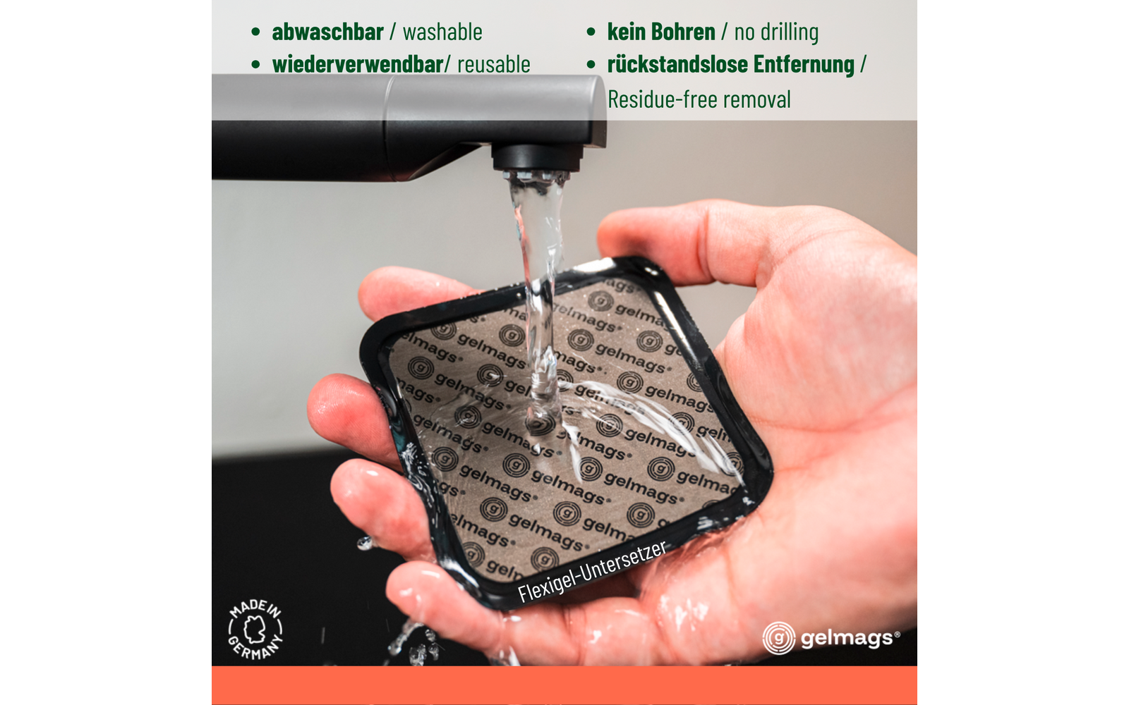 Twee handen houden een vierkante zwarte flexibele gel-onderzetter met herhaalde "gelmags"-opdruk onder stromend water uit een kraan; groene tekstregels bovenaan, logo's op een oranje balk onderaan