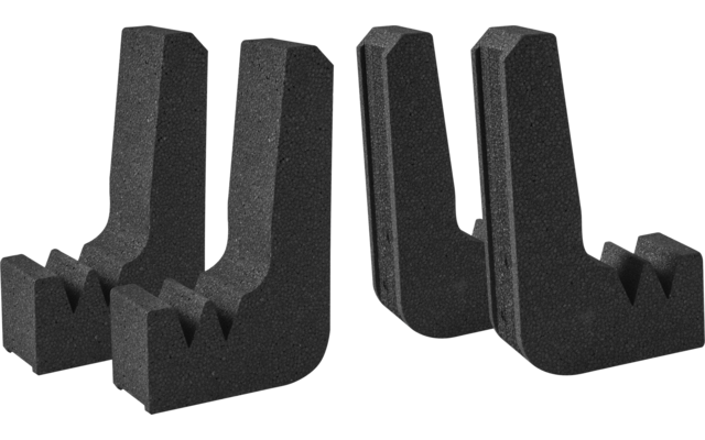 Vier schwarze L-förmige Schaumstoffblöcke mit je zwei V-förmigen Kerben, in zwei Paaren nebeneinander auf weißem Hintergrund