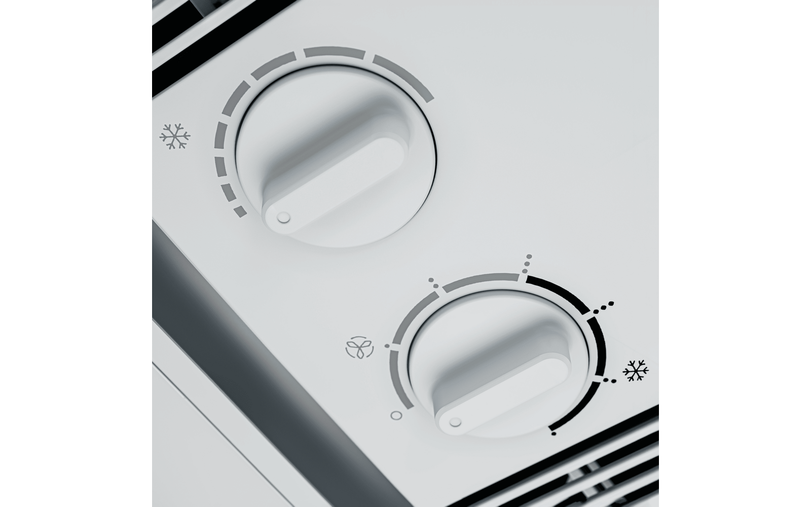Zwei weiße Drehknöpfe mit Griffen auf einer weißen Bedienplatte, umgeben von halbkreisförmigen Skalierungsmarkierungen; kleine Symbole (Schneeflocke, Ventilator) und ein Lüftungsgitter am Rand