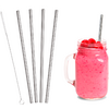 Ein Glas mit pinkem Smoothie, garniert mit Himbeeren und einer Metalltrinkhalm, daneben mehrere gerade Metalltrinkhalme