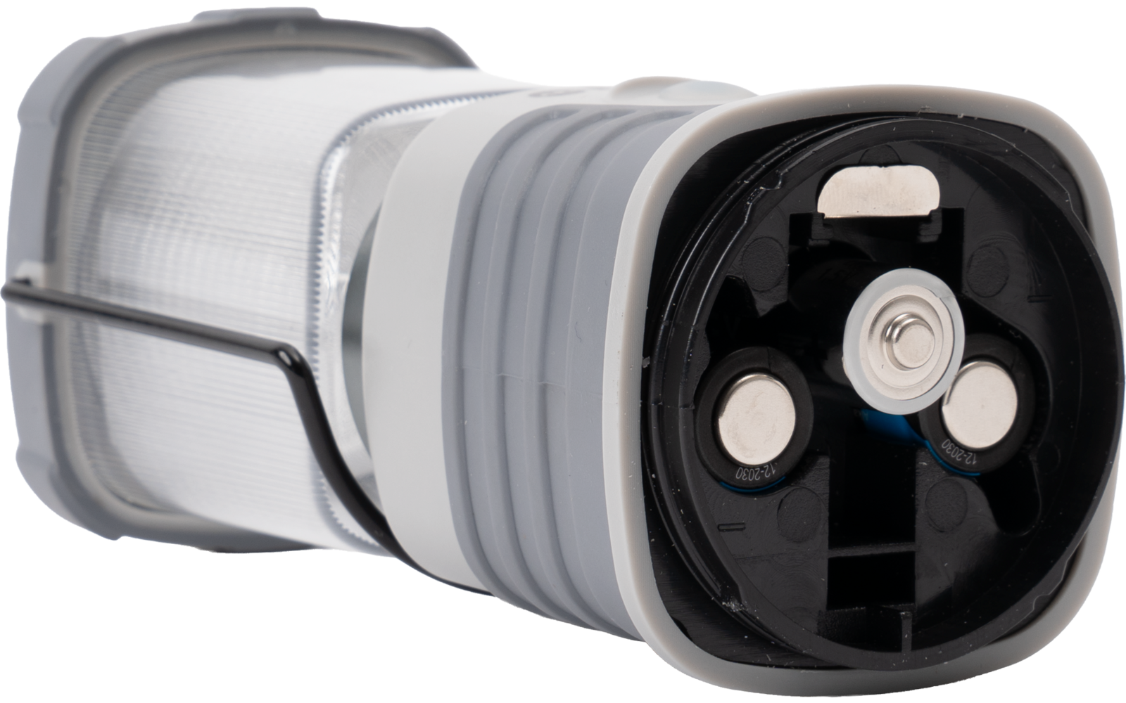 Grijs-witte inklapbare lantaarn met transparante geribbelde kap, metalen handgreep en open batterijvak met drie zichtbare contactplaten