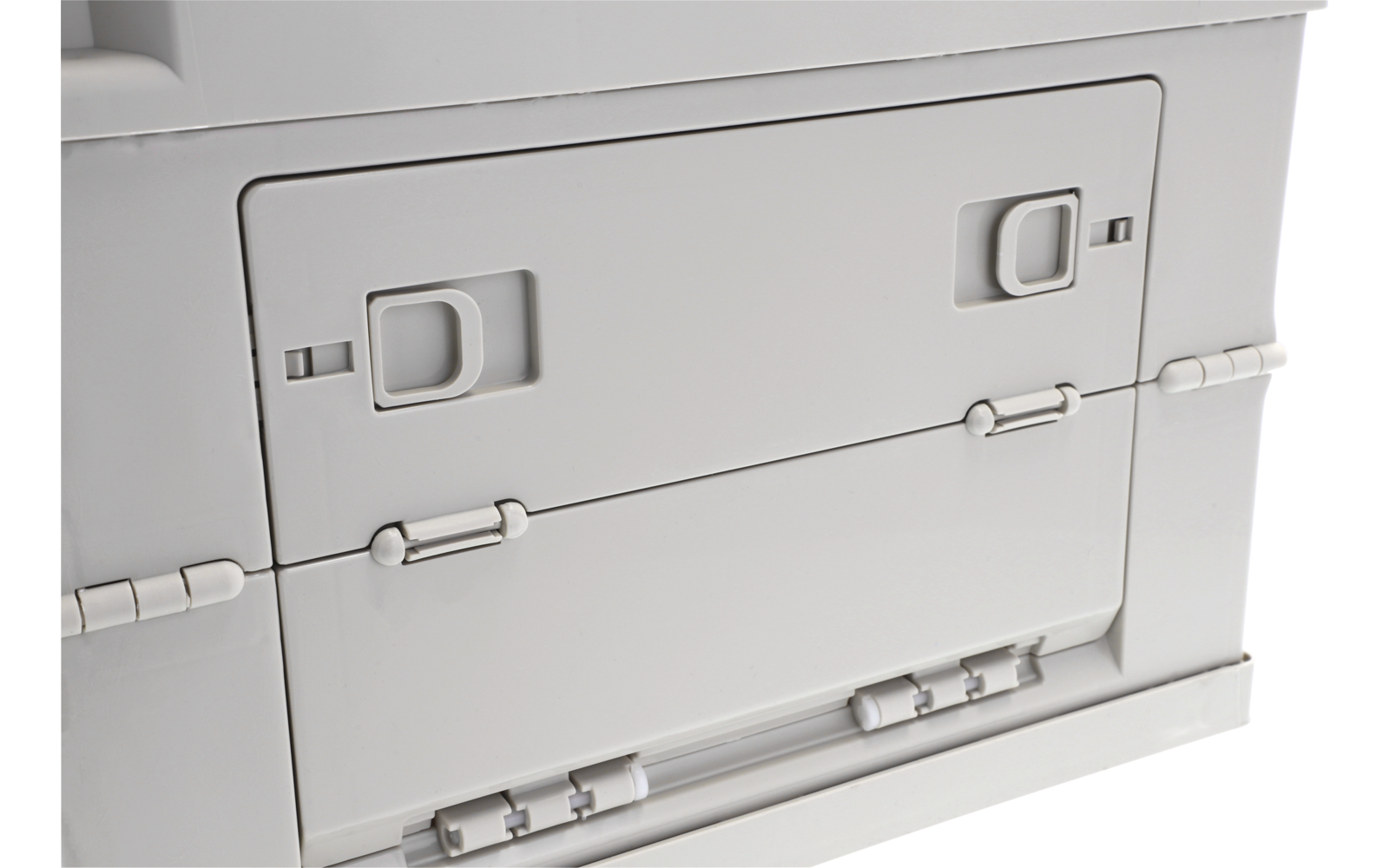 Weiße Kunststoffklappe mit zwei rechteckigen Riegeln, Scharnieren und Halteclips