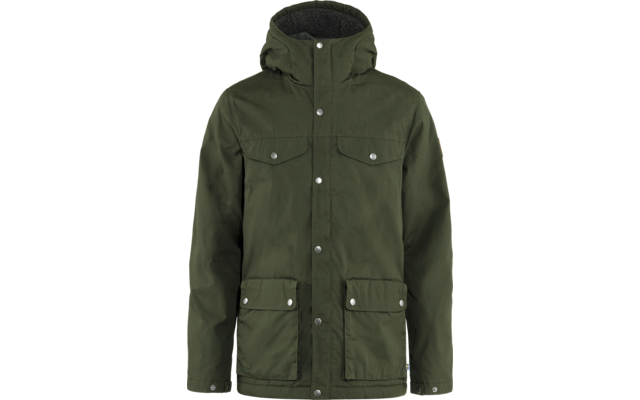 Grüne Jacke mit Kapuze, Frontalansicht, Druckknöpfe, zwei Brusttaschen mit Klappen, zwei untere Taschen mit Klappen, Kapuze mit dunkler Innenfütterung