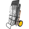 Silla plegada con tela estampada sujeta a un carro metálico negro; rueda amarilla visible