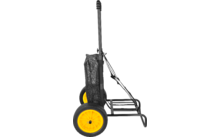 Carro de dos ruedas con ruedas amarillas, estructura metálica negra, bolsa de malla y mango telescópico en posición vertical