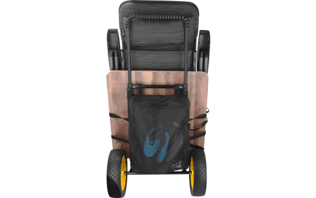 Carrito metálico plegable con respaldo negro, tabla de madera, bolsa de tela negra con símbolo de zapato azul y dos ruedas con llantas amarillas