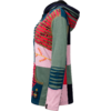 Vue latérale d'une veste à capuche multicolore en patchwork avec manches longues, fentes horizontales sur le bas de la manche, détails en zigzag et broderie, une poche appliquée et panneaux de tissu multicolores