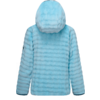 Chaqueta con capucha azul claro, vista posterior, superficie afelpada con franjas horizontales, mangas largas, puños oscuros