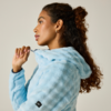 Persona de perfil con chaqueta con capucha azul claro de felpa, tira de un cordón