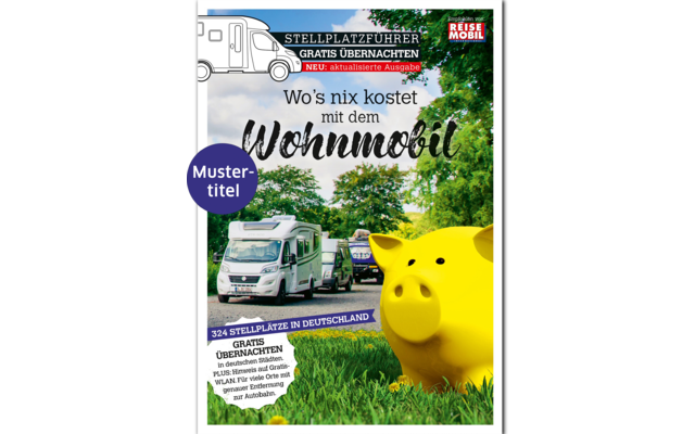 Magazintitel-Cover mit drei Wohnmobilen auf einer Straße, großem gelben Sparschwein im Vordergrund, Bäumen und blauem Himmel; Titeltext ‚Wo's nix kostet mit dem Wohnmobil‘