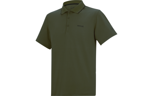 Olivegrünes Polohemd mit kurzen Ärmeln, Umlegekragen und dreiknöpfiger Knopfleiste, kleines Logo auf linker Brust, weißer Hintergrund