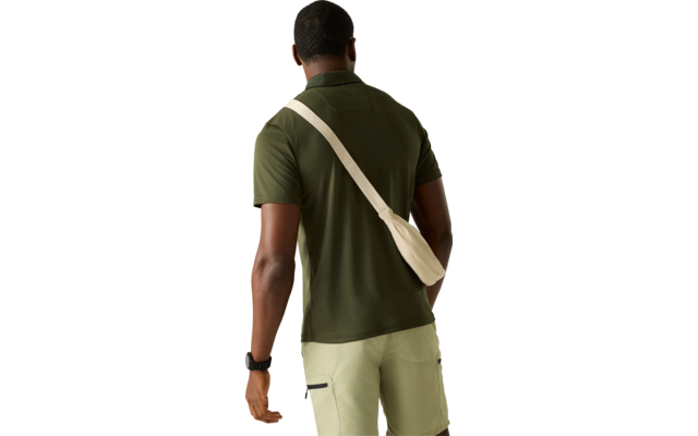 Person von hinten in olivgrünem Polo, beige Umhängetasche quer über dem Rücken, hellbeige Shorts, Smartwatch am linken Handgelenk, neutraler Hintergrund