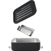 Récipient rectangulaire noir ouvert avec un insert argenté et un couvercle noir détaché à rainures horizontales ; l'insert est entre le couvercle et le récipient