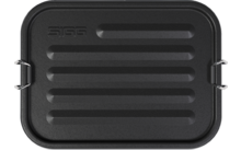 Rechthoekig zwart metalen object met horizontale ribbels, twee metalen handvatten aan de zijkanten en geperste tekst 'SIGG' linksboven