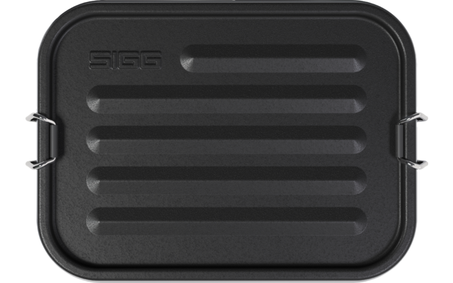 Objeto metálico rectangular negro con ranuras horizontales, dos asas metálicas en los lados y el texto en relieve 'SIGG' en la esquina superior izquierda