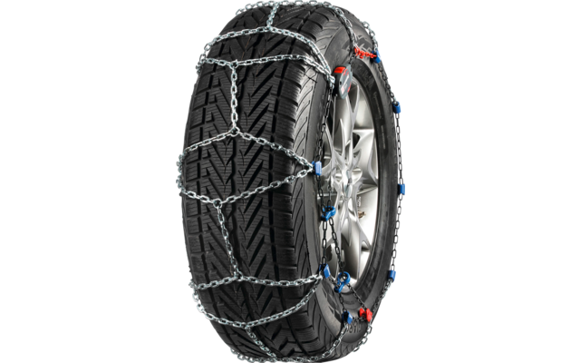 Neumático montado en llanta plateada con cadenas de nieve metálicas y tensores azules y rojos, fondo blanco