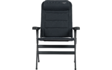 Schwarzer gepolsterter Stuhl mit hoher Rückenlehne, Armlehnen, Metallgestell mit horizontalen Querstreben und kleinem weißen Logo oben an der Rückenlehne