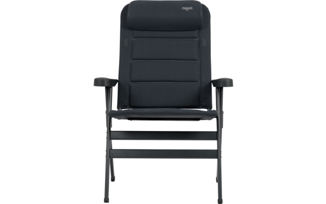 Schwarzer gepolsterter Stuhl mit hoher Rückenlehne, Armlehnen, Metallgestell mit horizontalen Querstreben und kleinem weißen Logo oben an der Rückenlehne