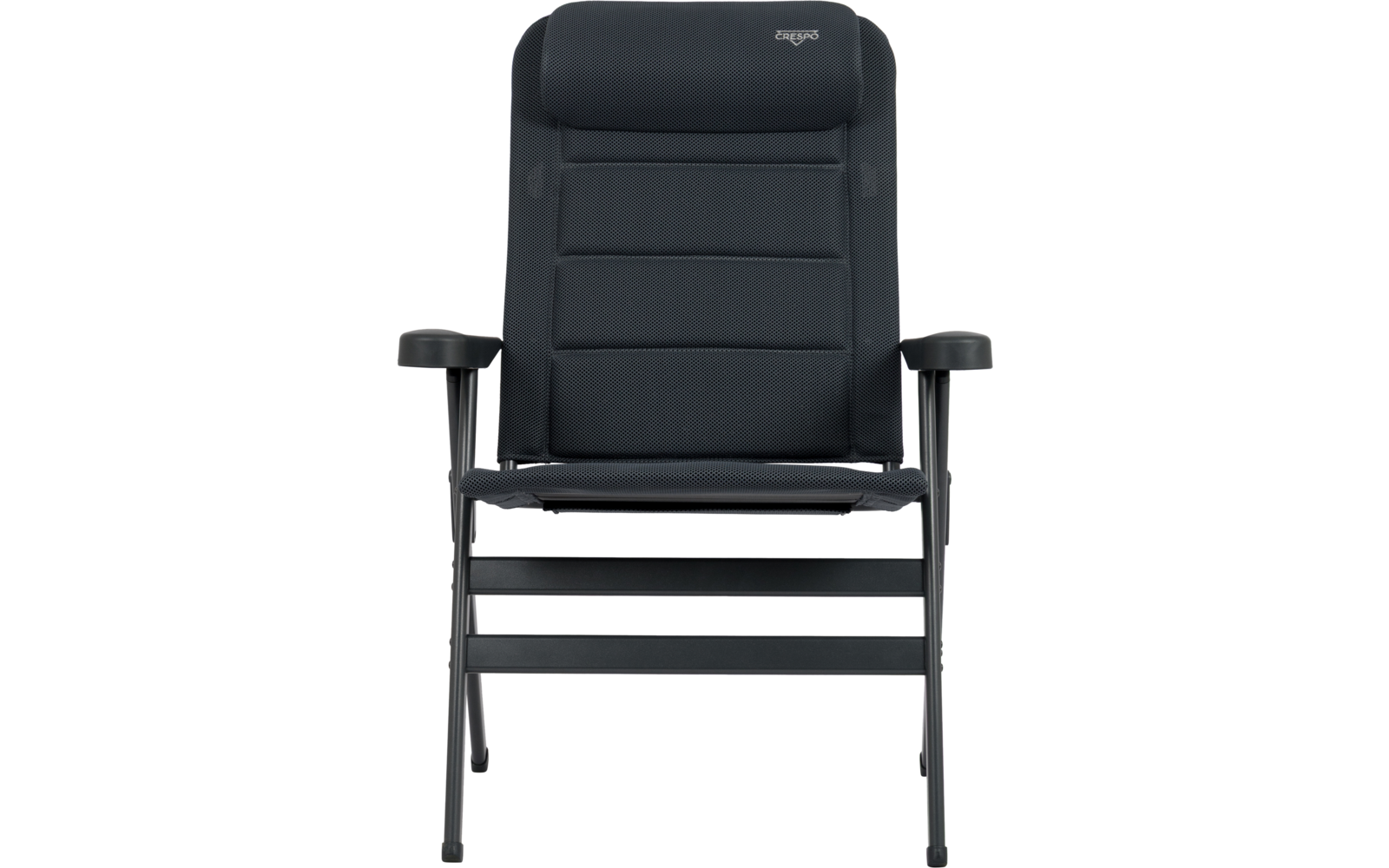 Schwarzer gepolsterter Stuhl mit hoher Rückenlehne, Armlehnen, Metallgestell mit horizontalen Querstreben und kleinem weißen Logo oben an der Rückenlehne