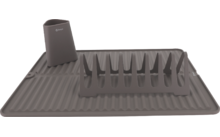 Rechthoekige geribbelde afdruipmat met een bekerachtig bestekhouder linksboven en een rek-inzet met verticale pennen voor borden rechts, grijsbruin