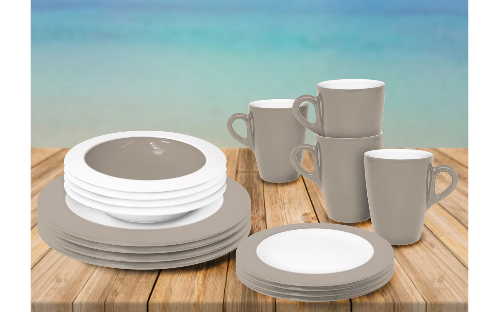 Gestapelde witte borden en grijze mokken op een houten tafel met een blauwe achtergrond