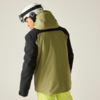 Person mit weißem Helm, olivgrüner Jacke mit schwarzen Ärmeln und gelben Hosen, teilweise von hinten vor neutralem Hintergrund