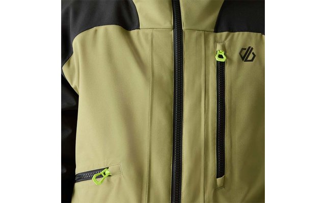 Nahaufnahme einer olivgrünen Jacke mit schwarzen Schultern, mittigem Reißverschluss, zwei oberen Reißverschlusstaschen mit neon-grünen Zippern und einem kleinen Logo auf der rechten Brust