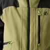 Nahaufnahme einer olivgrünen Jacke mit schwarzen Schultern, mittigem Reißverschluss, zwei oberen Reißverschlusstaschen mit neon-grünen Zippern und einem kleinen Logo auf der rechten Brust