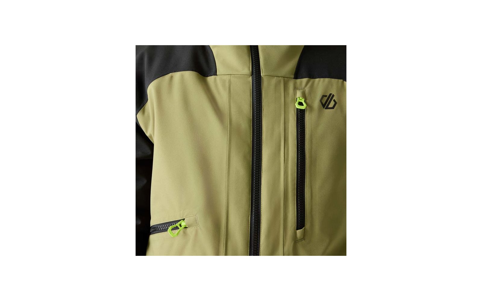 Nahaufnahme einer olivgrünen Jacke mit schwarzen Schultern, mittigem Reißverschluss, zwei oberen Reißverschlusstaschen mit neon-grünen Zippern und einem kleinen Logo auf der rechten Brust