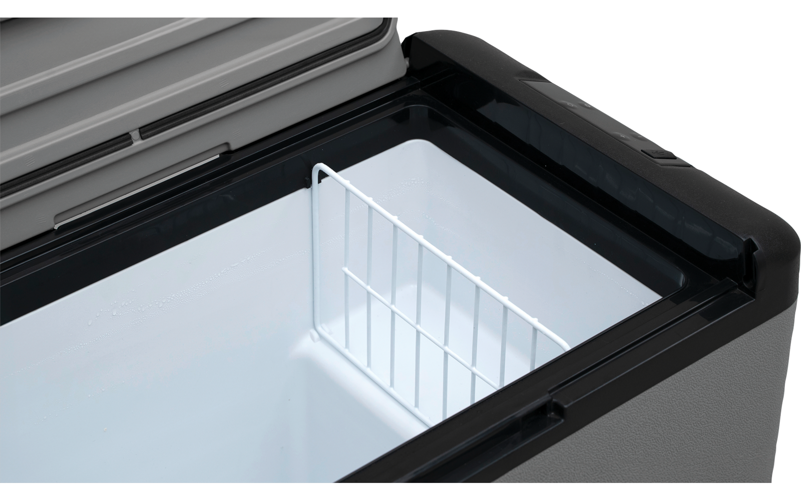 Congélateur coffre gris ouvert, couvercle relevé, intérieur blanc, panier en fil blanc et bord noir