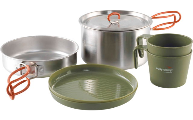 Edelstahltopf mit Deckel und orangefarbenen klappbaren Griffen, Edelstahlpfanne mit orangefarbenen klappbaren Griffen, grüner Kunststoffbecher mit Henkel, grüner Kunststoffteller mit geriffelter Oberfläche