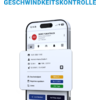 Smartphone met app-scherm; koptekst 'GESCHWINDIGKEITSKONTROLLE'; scherm toont 'DEMO YUKATRACK' met stopbord-pictogram, '13.01.2026 10:02', adres 'Heinrich-Heine-Straße 6', coördinaten '52.505931, 13.412497', geel vak '50 km/h', registratiedatum '06.11.2023', groen vak '296 Tage', knoppen 'Live Standort' en 'Auf Map zeigen'