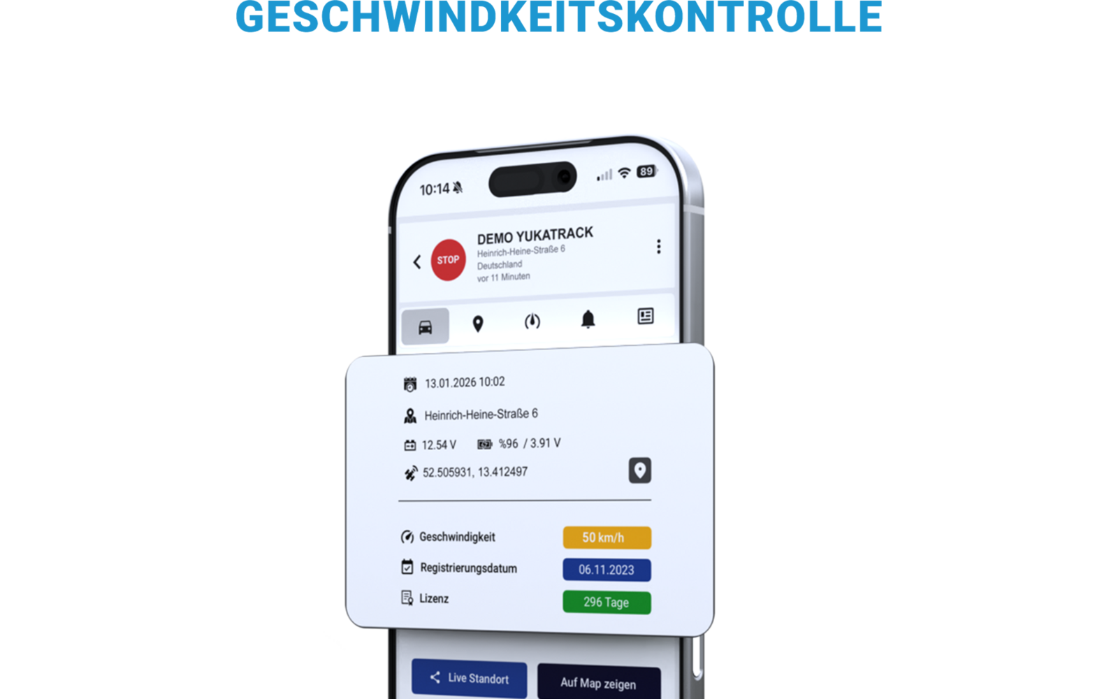 Smartphone met app-scherm; koptekst 'GESCHWINDIGKEITSKONTROLLE'; scherm toont 'DEMO YUKATRACK' met stopbord-pictogram, '13.01.2026 10:02', adres 'Heinrich-Heine-Straße 6', coördinaten '52.505931, 13.412497', geel vak '50 km/h', registratiedatum '06.11.2023', groen vak '296 Tage', knoppen 'Live Standort' en 'Auf Map zeigen'