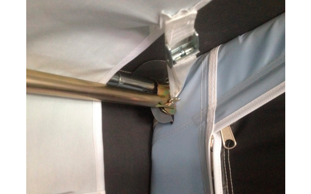 Detailaufnahme einer Stoff- und Metallkonstruktion mit einem Befestigungselement