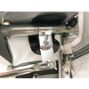 Nahaufnahme eines silbernen Metallscharniers an einer Maschine oder einem Gerät