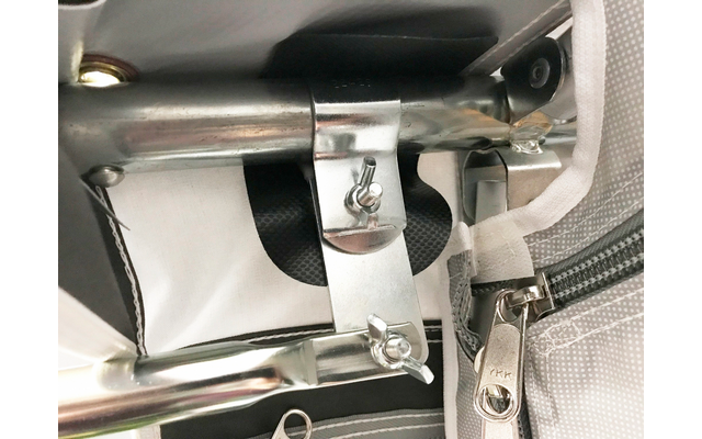 Nahaufnahme eines silbernen Metallscharniers an einer Maschine oder einem Gerät