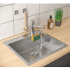 Küchenspüle aus Edelstahl mit Wasserhahn, Seifenspender und grünem Kraut auf der Arbeitsplatte