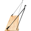 Ein hölzernes Brett mit zwei Metallstangen und einer Schnur, vermutlich ein Trainingsgerät