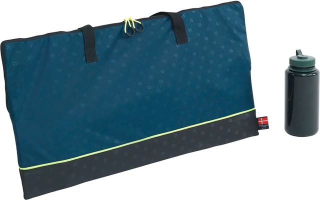 Blaue faltbare Tasche mit schwarzen Tragegriffen und gelbem Reißverschluss neben einer schwarzen Trinkflasche