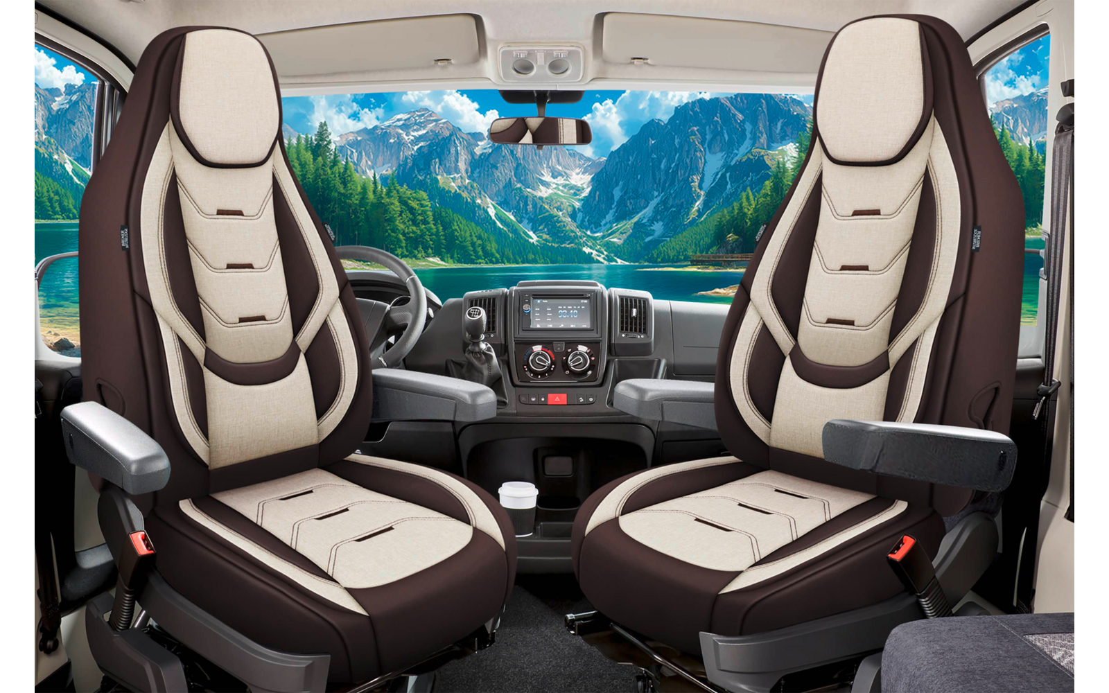 Innenansicht eines Fahrzeugs mit zwei gepolsterten Vordersitzen, Armlehnen, Lenkrad, Armaturenbrett und Sicht auf einen Bergsee durch die Windschutzscheibe