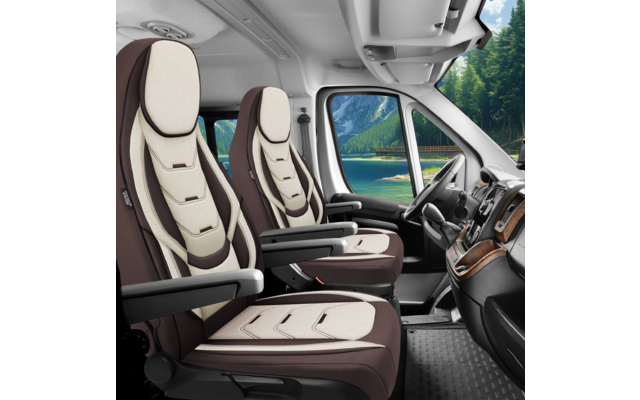 Innenraum eines Fahrzeugs mit zwei beigen und braunen Vordersitzen, Armlehnen, Lenkrad, Armaturenbrett mit Holzapplikation und Fensterblick auf See, Berge und Wald